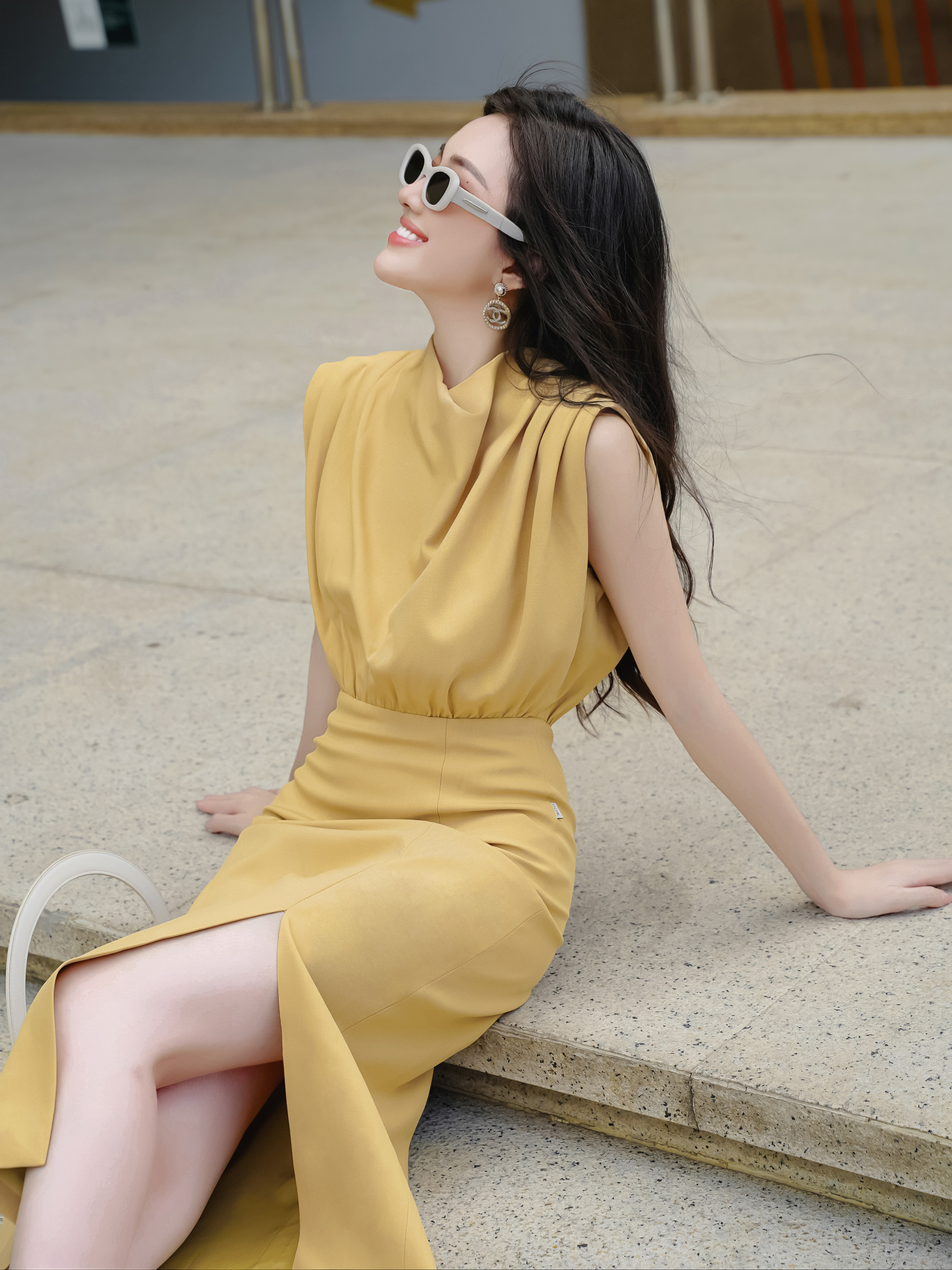Váy bút chì cổ cao vai chờm